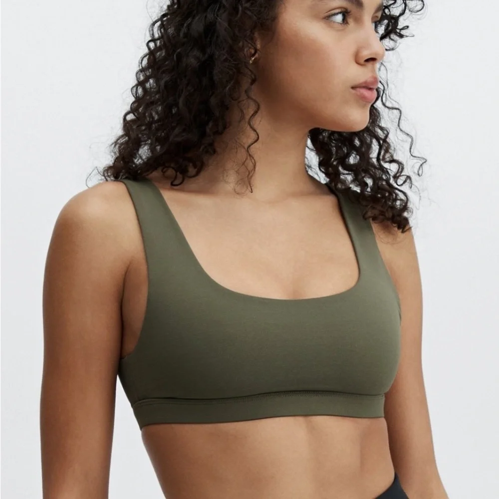 Fabletics Lola low impact sports bra - Olive Green Scoop Neck Sports Bra Medium